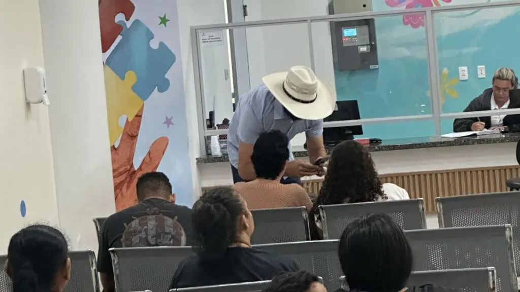 Deputado Pablo Muribeca em visita ao Hospital Materno Infantil após reclamações