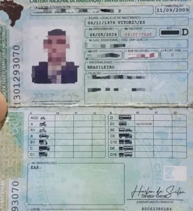 Imagem de uma CNH falsificada, feita em cartolina.