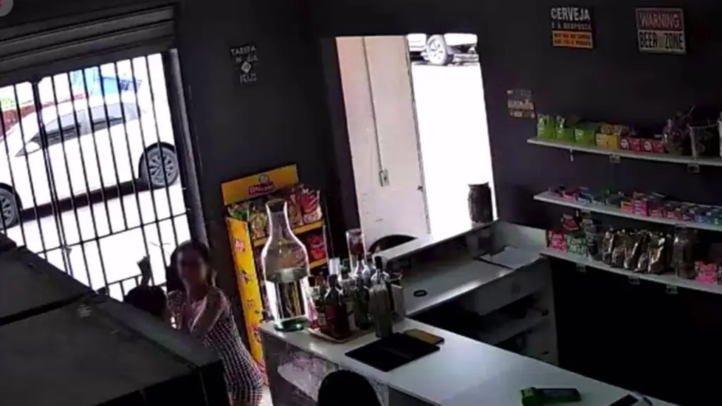 Mulher esfaqueia jovem em tabacaria na Serra