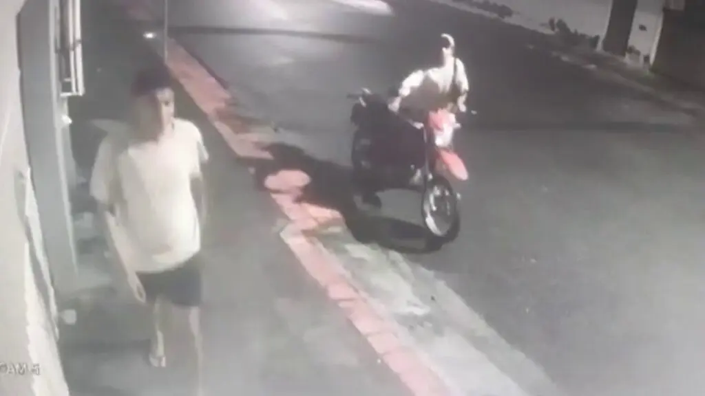 Vídeo: câmeras flagram dupla furtando motocicleta durante a madrugada na Serra Dupla furta motocicleta durante a madrugada na Serra