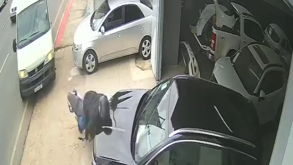 Motociclista é arremessado após van mudar de faixa na Serra