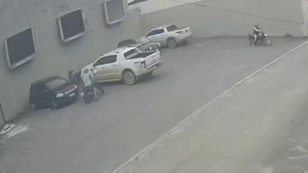 Vídeo: sujeitos furtam motocicleta em plena luz do dia enquanto vítima trabalhava na Serra Câmeras de segurança flagram furtos de motocicletas na Serra