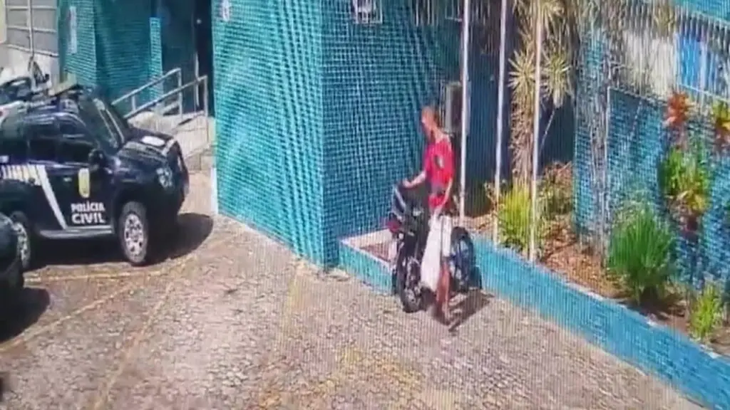 Vídeo: homem é preso após furtar mochila em frente à delegacia de polícia na Serra Sujeito é preso após furtar mochila em pátio de delegacia na Serra