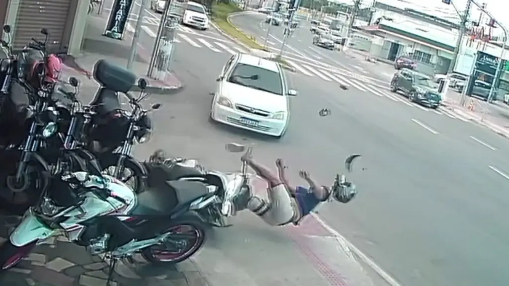 Vídeo: grave acidente entre moto e carro termina com motociclista arremessado na Serra Motociclista é arremessado após colisão na Serra