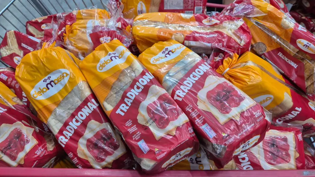 Varios pães mofados encontrados durante a fiscalização, dentro de um carrinho de supermercado.