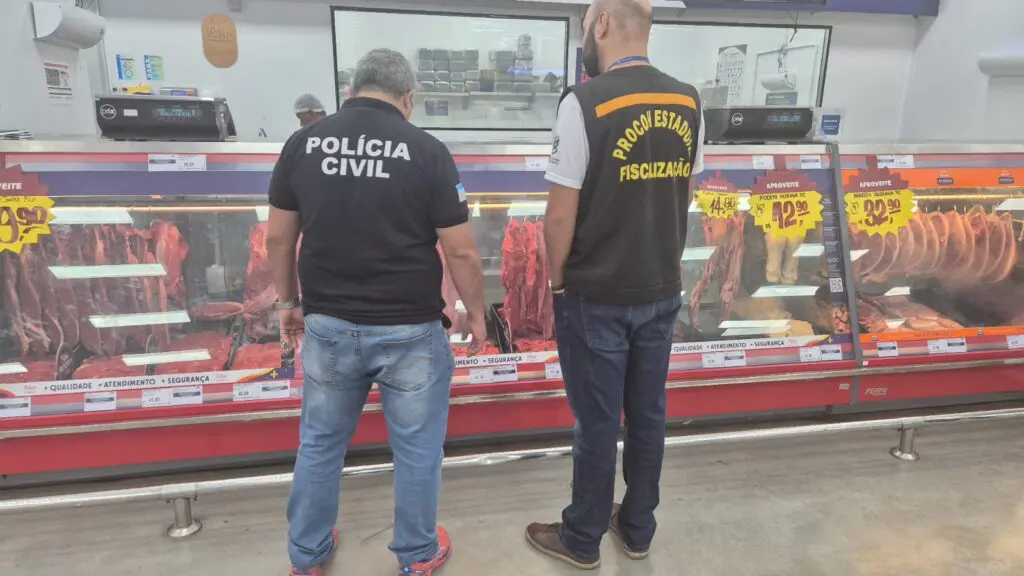 Supermercados da Serra são flagrados vendendo carnes vencidas e produtos mofados Serra: carnes vencidas são achadas em supermercados