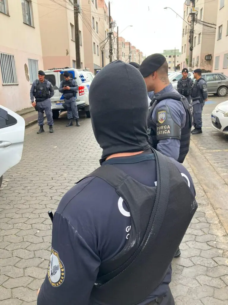 Militares reunidos em uma rua durante uma operação do Ministério Público do Espírito Santo.