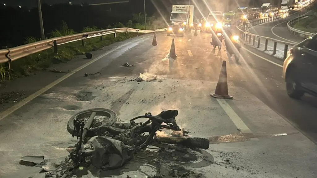 Motociclista morre na Rodovia do Contorno após ser arrastado por uma carreta na Serra Motociclista morre após ser arrastado por carreta na Serra