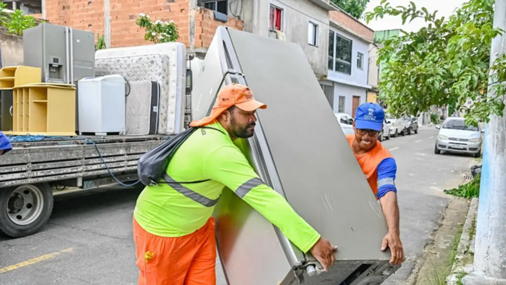 Doação do serviço “Papa-Móveis” transforma realidade de família em bairro de Vitória Doação do serviço "Papa-Móveis" transforma realidade de família em bairro de Vitória
