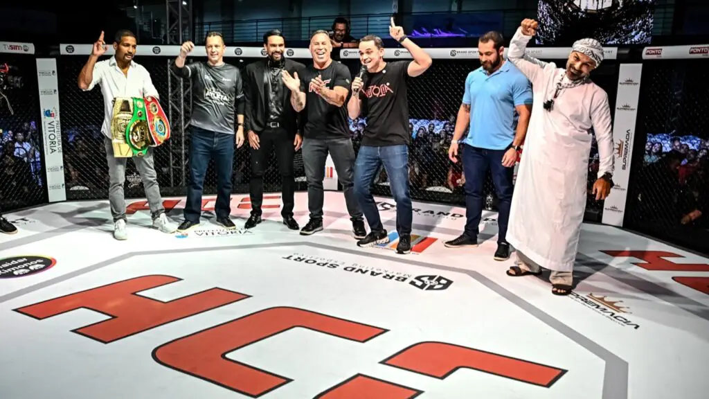 Ginásio Tancredão recebe público em peso para noite de grandes lutas de MMA em Vitória