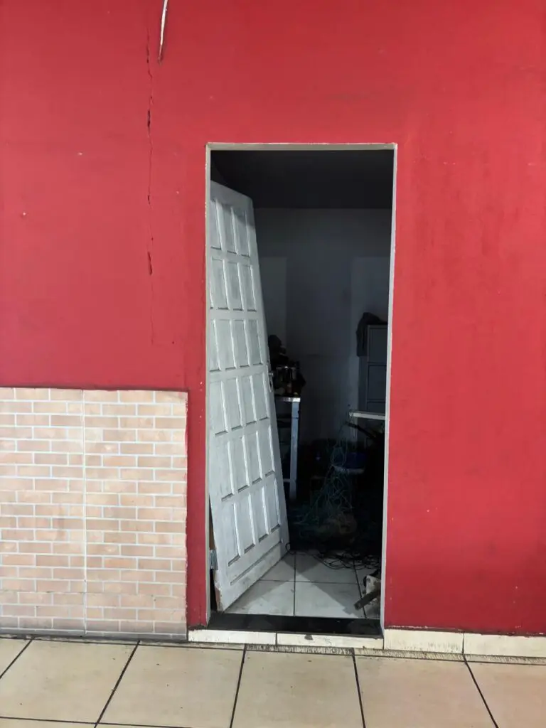 Imagem de uma porta quebrada. 