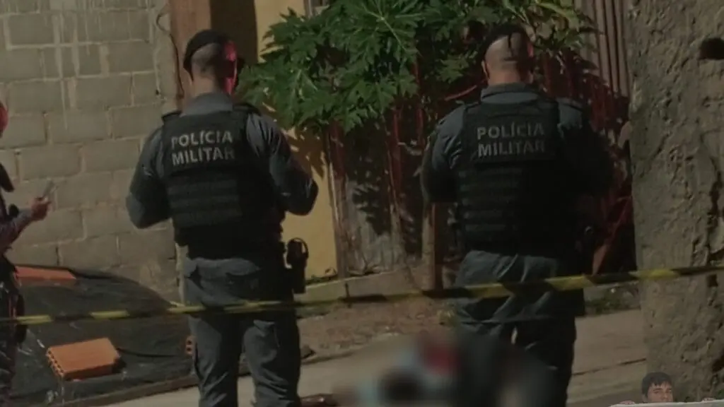 Local do crime foi isolado por policiais militares após execução de jovem na Rua 14, bairro das Laranjeiras, em Jacaraípe, na Serra.
