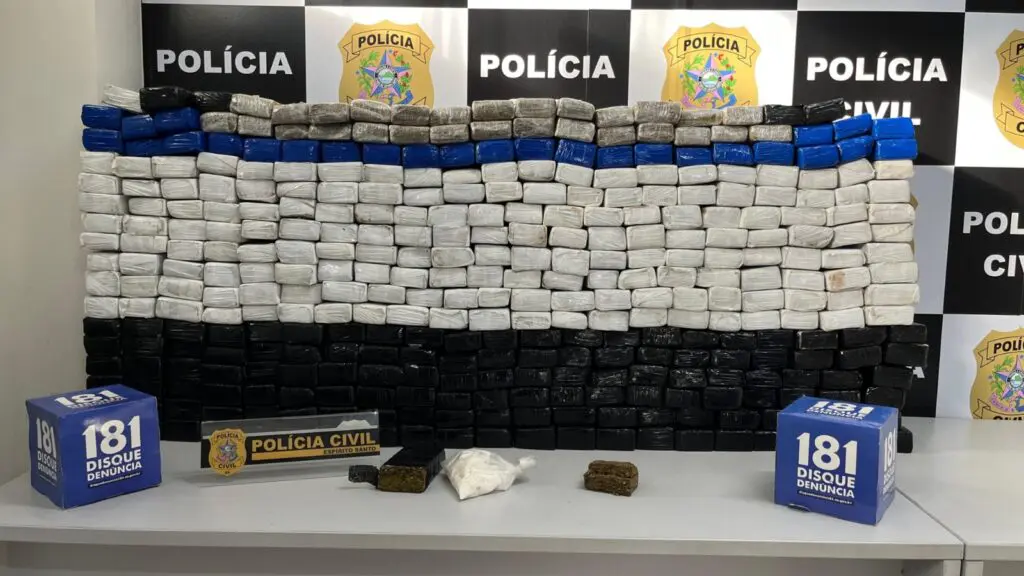 200 kg de maconha são apreendidos em casa usada como ponto logístico do tráfico na Serra Drogas embaladas apreendidas pela Polícia Civil em casa da Serra usado como depósito do tráfico