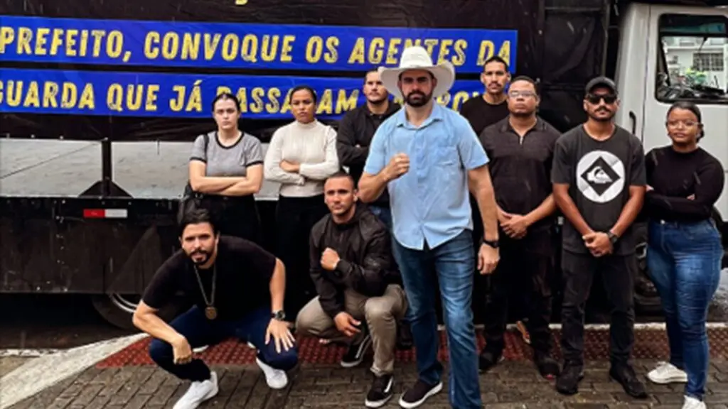 Prefeitura da Serra nomeia 50 dos 138 aprovados para a Guarda Municipal logo após protesto Aprovados no concurso da GCM, agente Dias e Pablo Muribeca protestam em frente à Prefeitura da Serra com faixas e carro de som.