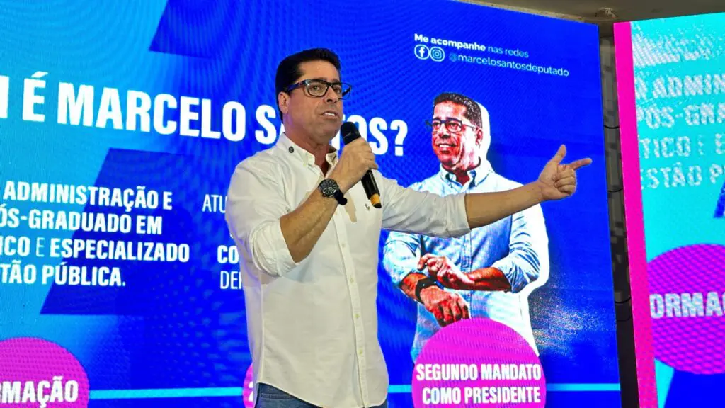 Marcelo Santos reúne mais de mil pessoas durante evento DialogaES Deputado Marcelo Santos durante fala no DialogaES, com autoridades e público presente em Vitória