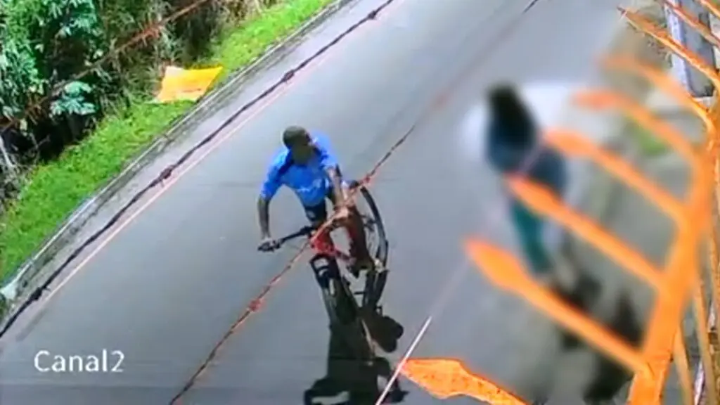 Imagem de câmera de segurança mostra suspeito de estupro em Valparaíso, na Serra, em fuga com bicicleta laranja