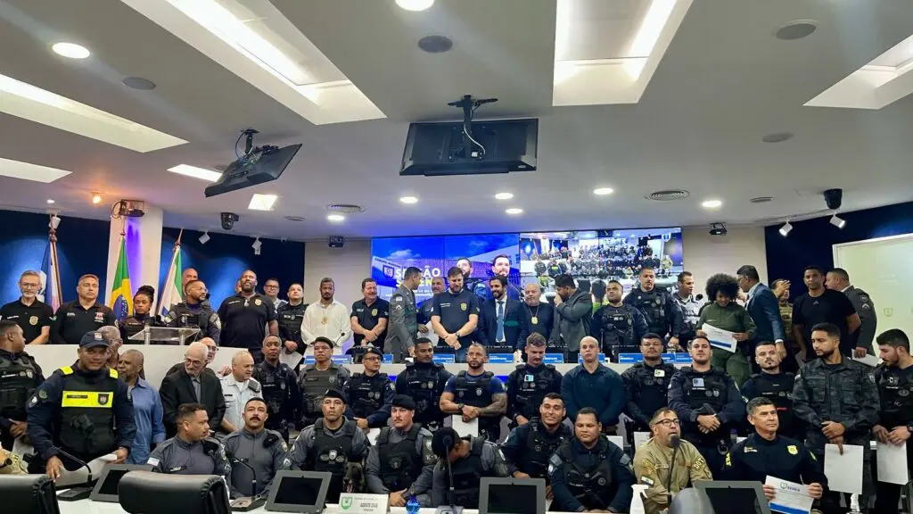Imagem interna da Câmara da Serra durante uma sessão solene que homenageou as equipes das forças da segurança da cidade da Serra.