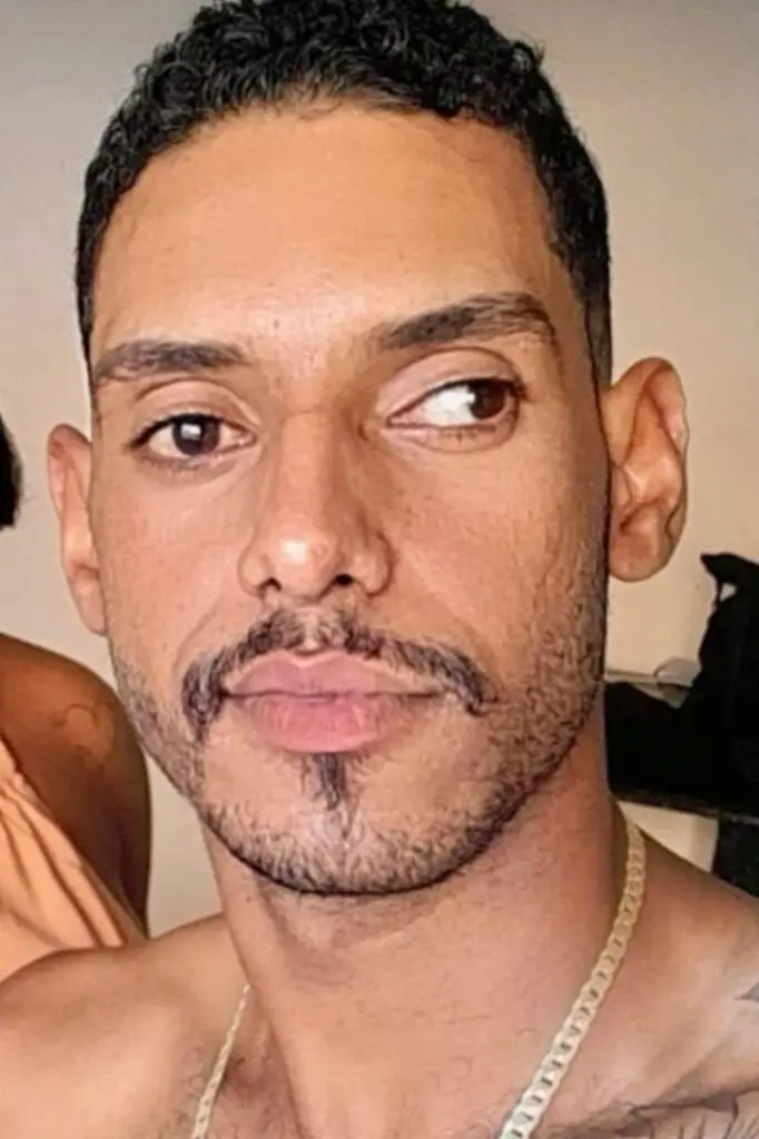 Imagem de um jovem sem camisa chamado Emerson Pierre Ribeiro de Andrade, de 26 anos, ele foi assassinado com uma facada no peito.