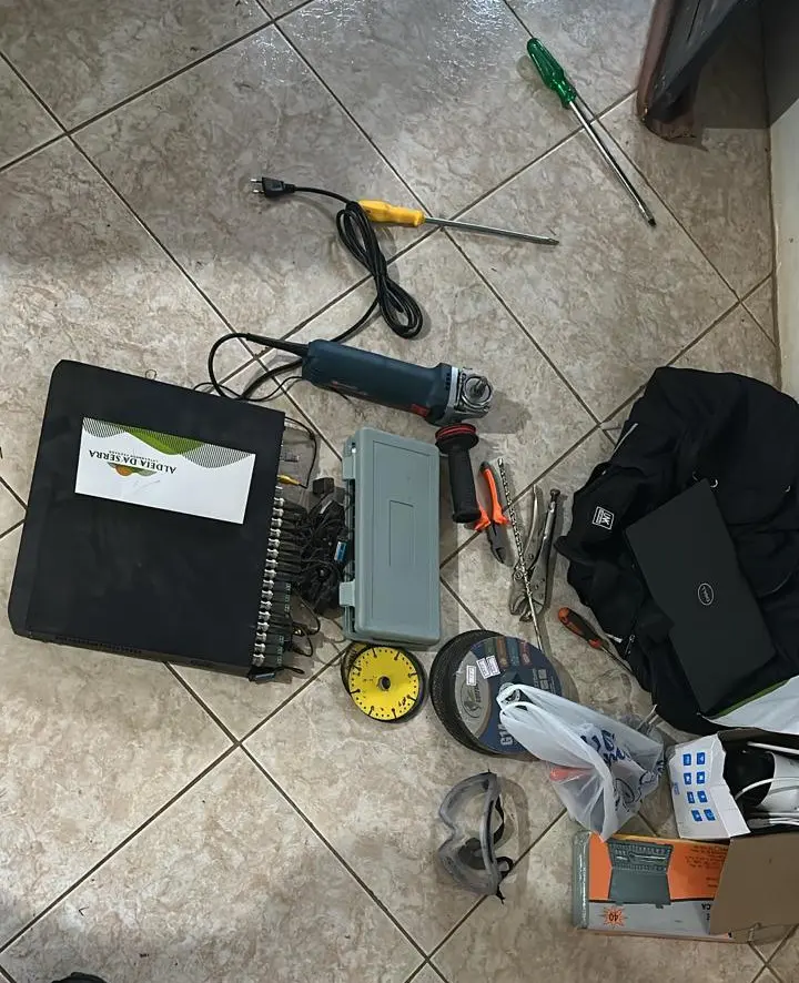 Diversas ferramentas espalhadas no chão de uma sala, que eram utilizadas por uma quadrilha para invadir agencias bancarias.