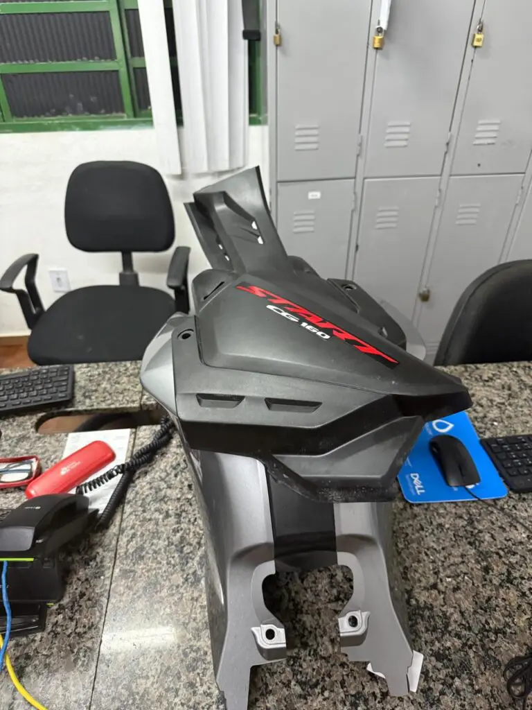 Sobre uma mesa carenagens de uma moto que foram apreendidas pela Polícia Civil.