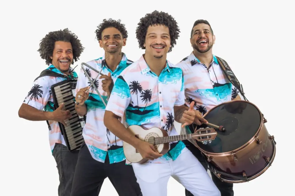  Grupo Forrofiá: Quatro homens sorridentes, com instrumentos musicais em suas mãos.