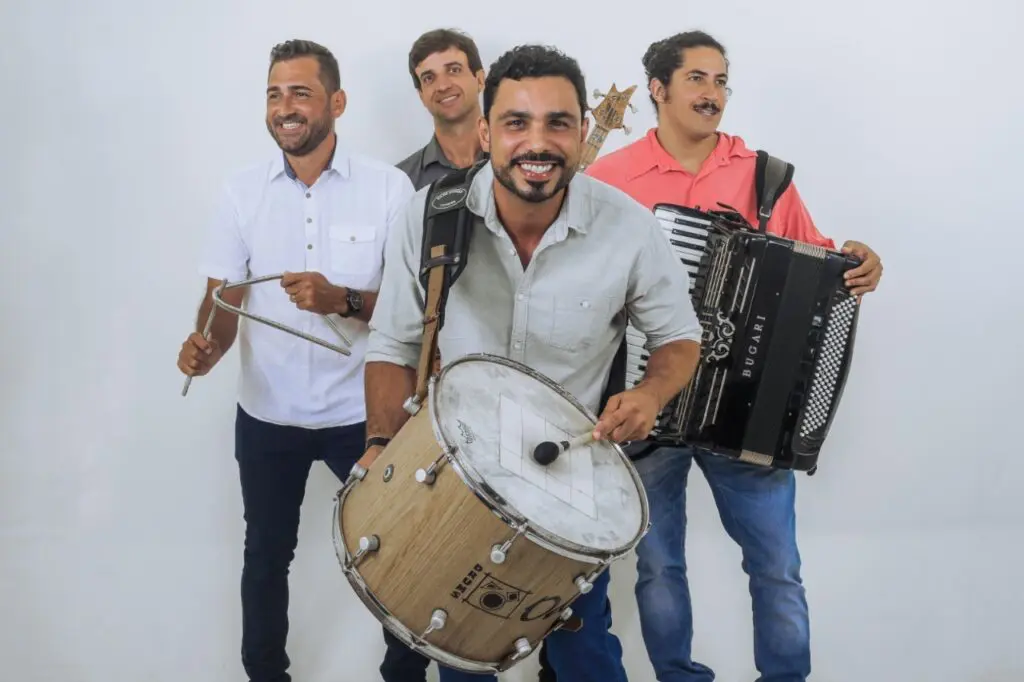 Grupo Forró Raiz: fotos dos quatro integrantes segurando instrumentos musicais.