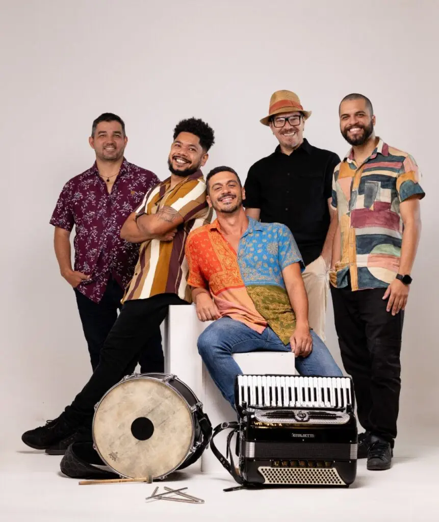 Forró Bemtivi: Cinco homens ao lado de instrumentos musicais posando para uma foto.