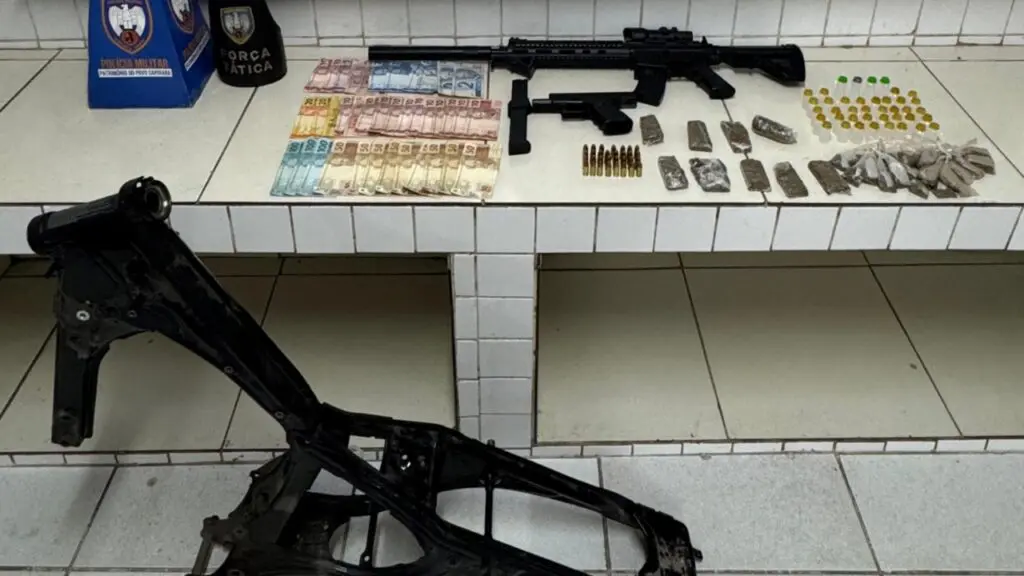 Polícia Militar encontra casa recheada de drogas e armamento após denúncia anônima na Serra Polícia Militar realiza apreensões de drogas e armas na Serra