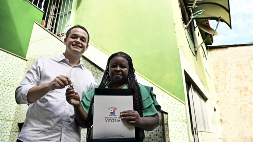 Vitória entrega nova casa e móveis para família beneficiada pelo Programa Bônus Moradia Vitória entrega nova casa e móveis para família beneficiada pelo Programa Bônus Moradia
