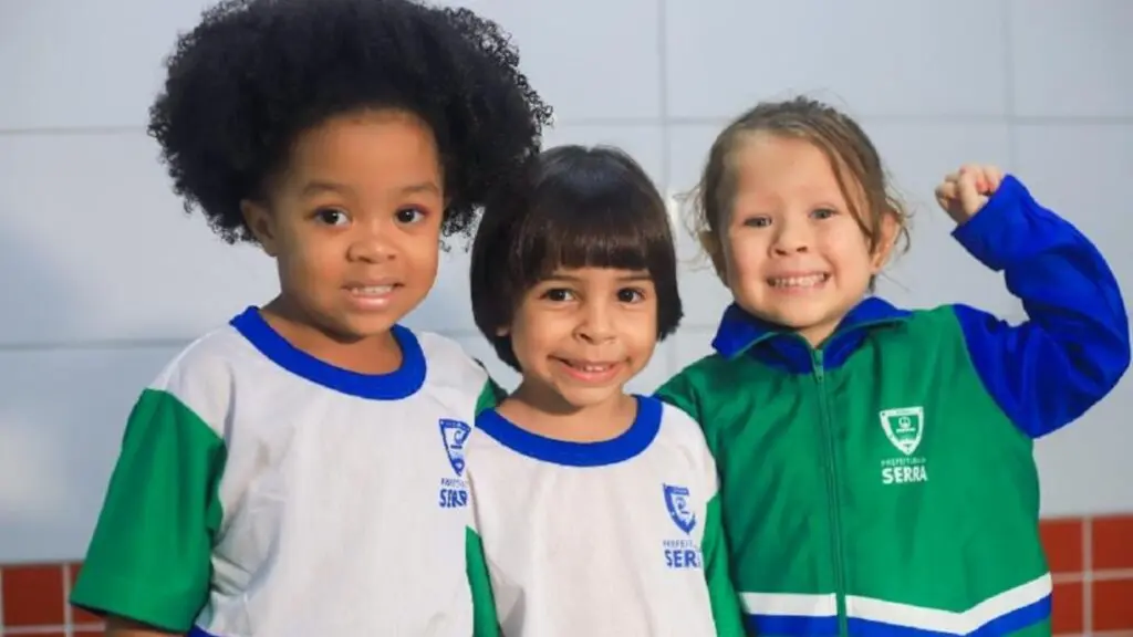 Alunos da rede municipal da Serra com os novos uniformes escolares nas cores branco, verde e azul