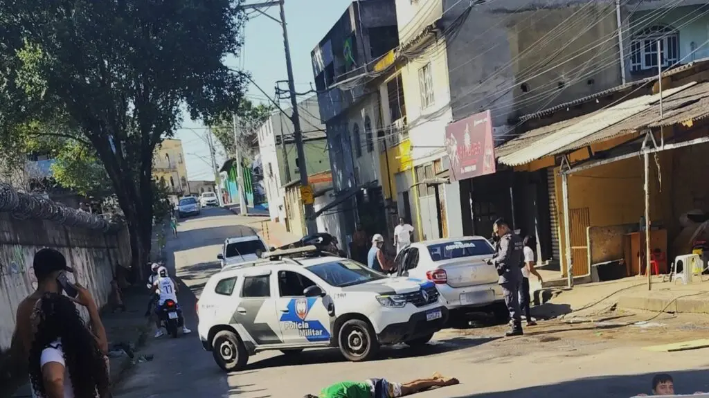 Polícia isola área de homicídio em ponto de ônibus no bairro Taquara I, na Serra.