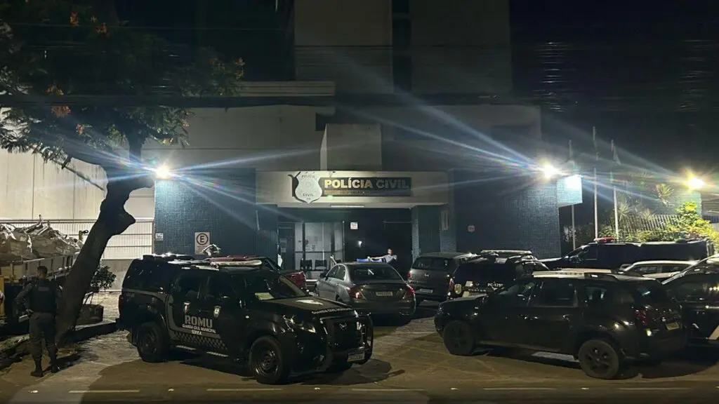 Confusão entre ex-namorados durante festa na Serra termina na delegacia Briga de casal mobiliza PM e termina com agressões na Serra