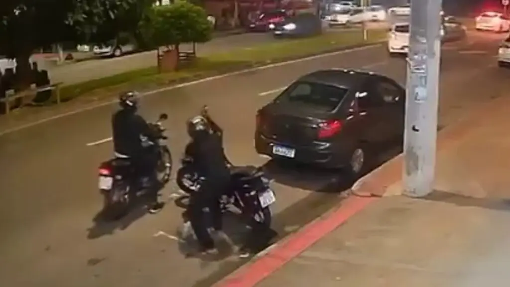 Vídeo: dupla é flagrada furtando moto em apenas 11 segundos na Serra Criminosos furtam duas motocicletas em Colina de Laranjeiras