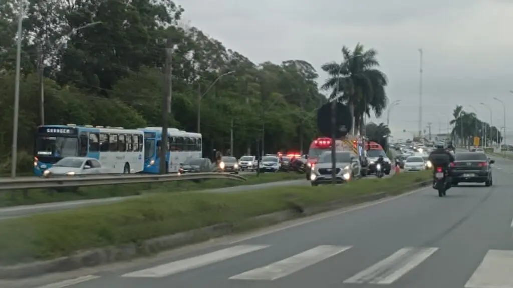 GTA Serra: suspeitos ficam presos às ferragens após perseguição na BR-101 Momento em que a equipe do Corpo de Bombeiros realiza o resgate dos suspeitos que ficaram presos no veículo acidentado, na BR-101, na Serra.
