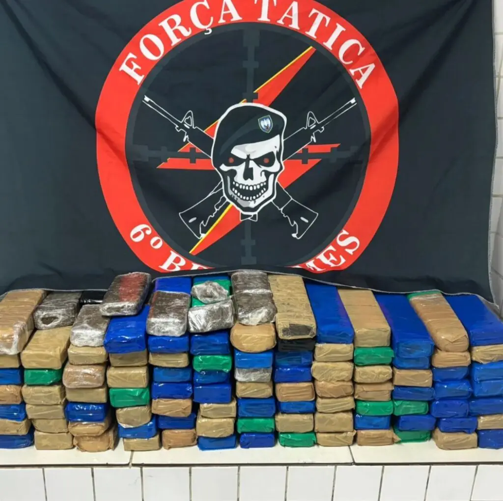 Sobre uma bancada 108 tabletes de maconha, totalizando cerca de 69,295 quilos da droga.