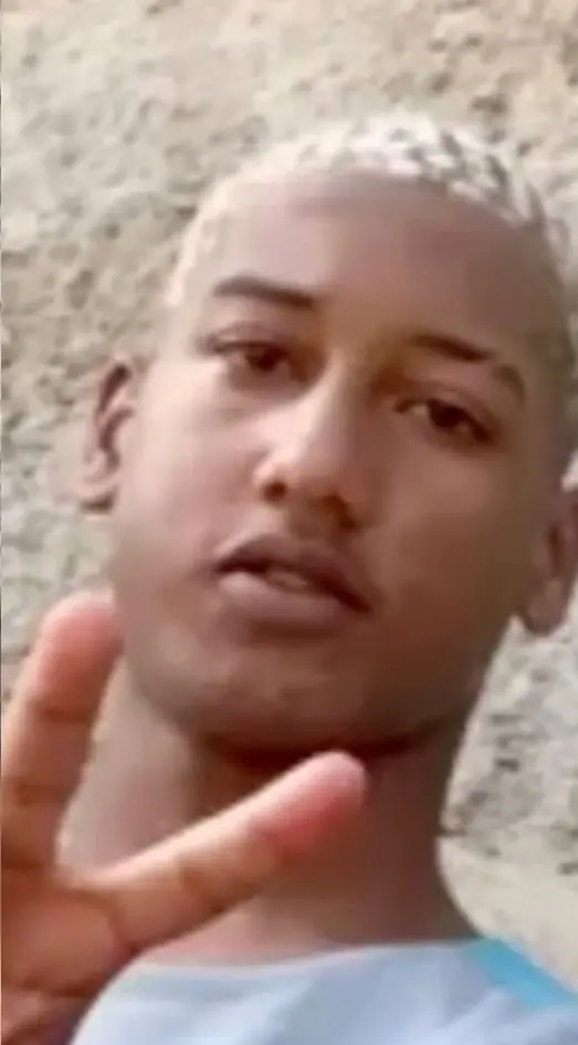 Foto de um adolescente fazendo com uma das mãos um sinal de V com os dedos, (João Lucas Félix Bendel, de 15 anos), morto a tiros.