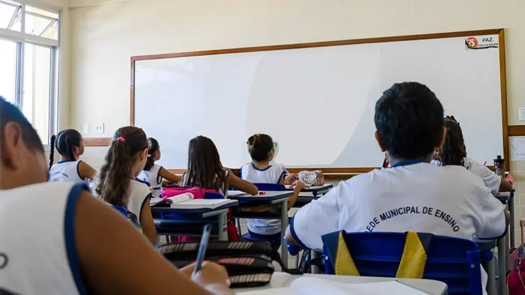 Professora é demitida após denúncias de agressão e racismo em escola da Serra Professora é afastada após agredir aluno com mata-leão na Serra