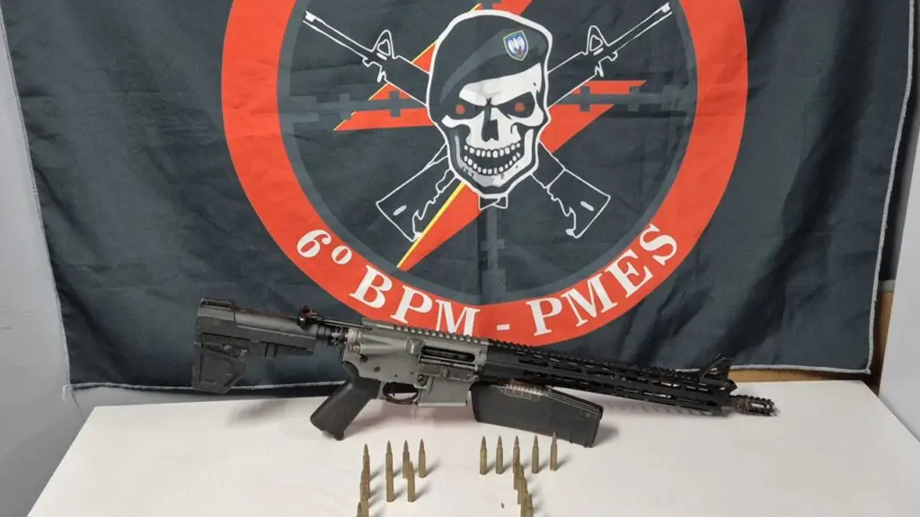 Polícia Militar apreende fuzil AR-15 após denúncias anônimas sobre tráfico de drogas na Serra Fuzil AR-15 é apreendido pela Polícia Militar em ação na Serra