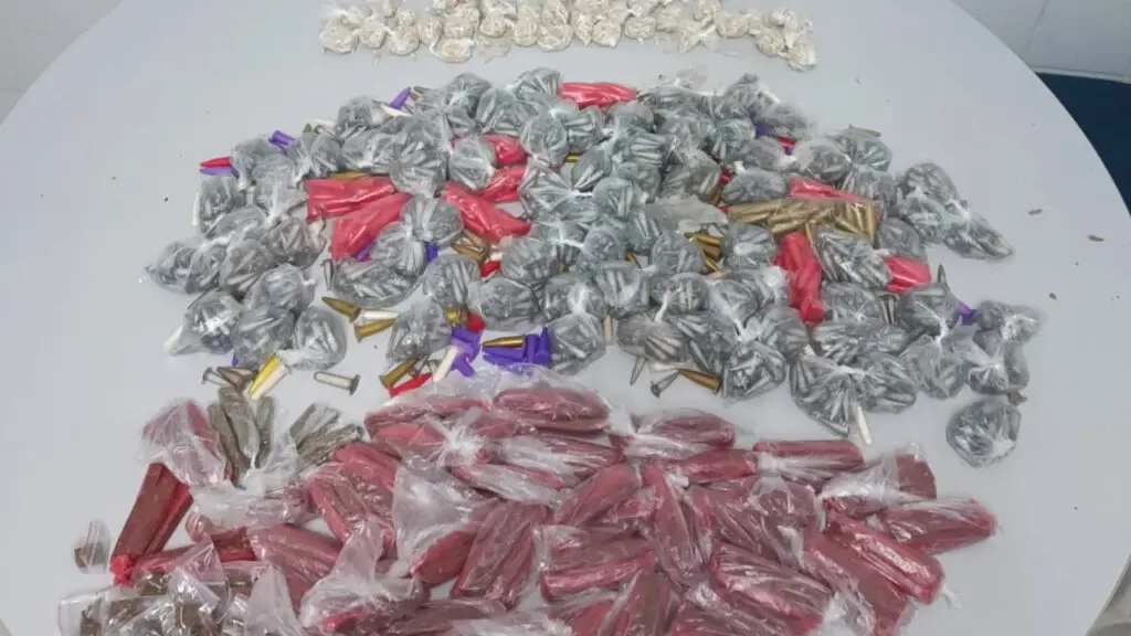 Polícia Militar encontra estoque de drogas em plantação de café na Serra Polícia Militar apreende grande quantidade de drogas na Serra