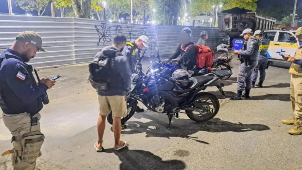 Serra autua cinco motociclistas por escapamento irregular
