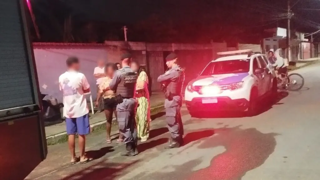 Bombeiros atuam no combate ao incêndio no Parque Residencial Tubarão, na Serra.