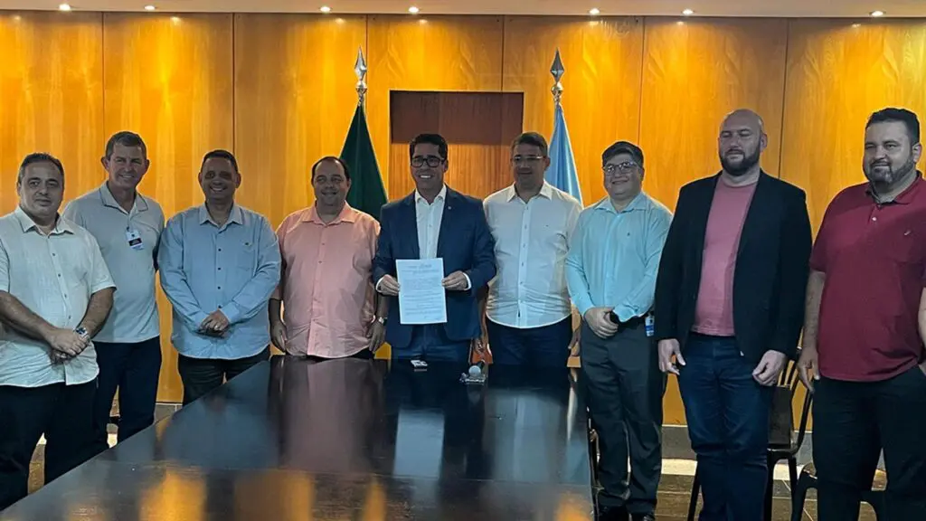 Assembleia Legislativa doa móveis e equipamentos a oito municípios do interior do ES Assembleia Legislativa doa móveis e equipamentos a oito municípios do interior do ES
