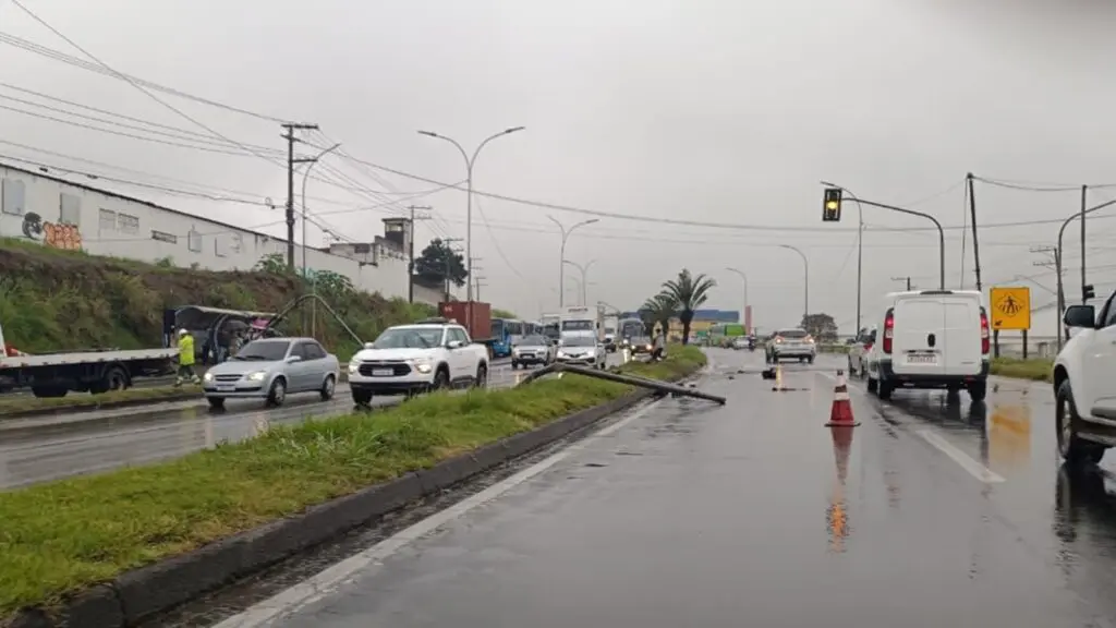 Ônibus colide com semáforo e causa interdição na BR-101 na Serra.