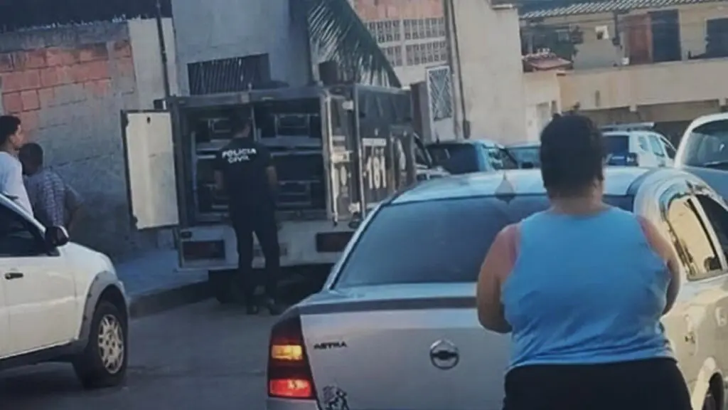 Homem morre ao cair do telhado de casa na Serra Homem morre ao cair do telhado de casa em Vila Nova de Colares.