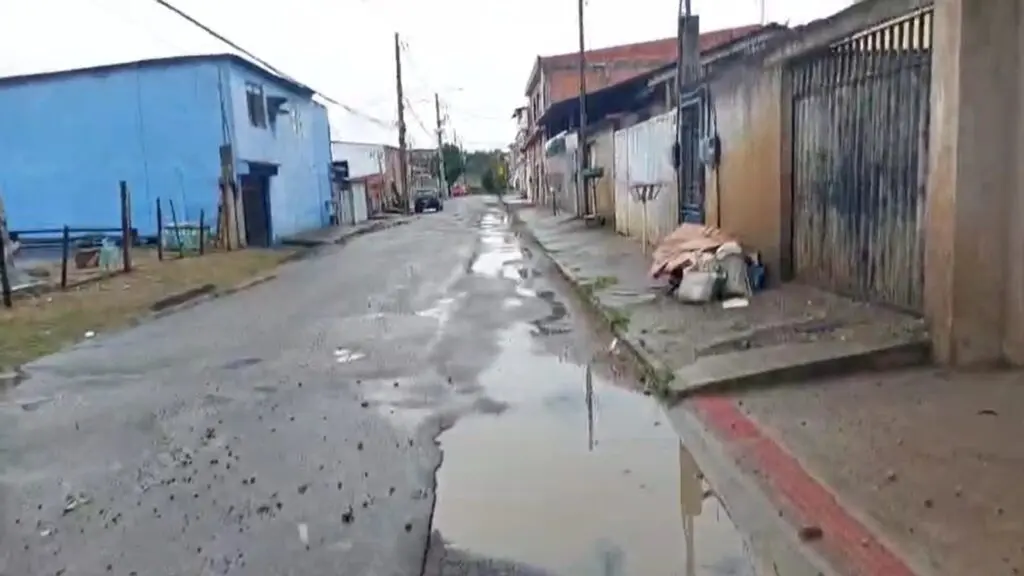 Moradores denunciam buracos e acúmulo de água após obra da CESAN em Vista da Serra I