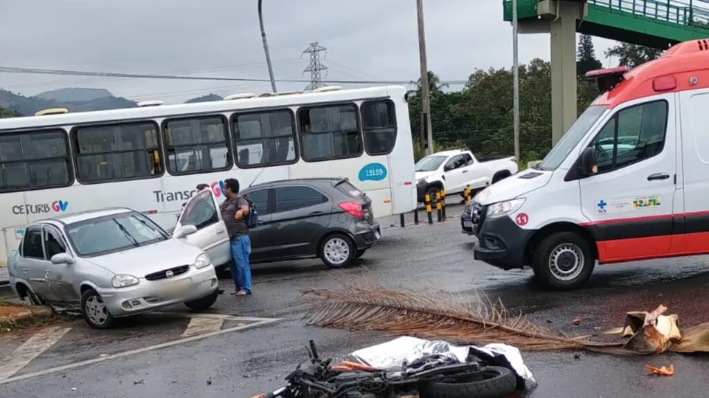 Jovem morre após colisão entre carro e moto em ponto crítico de acidentes na Serra Local do acidente na BR-101 onde jovem morreu em colisão entre carro e moto, em Nova Carapina, na Serra