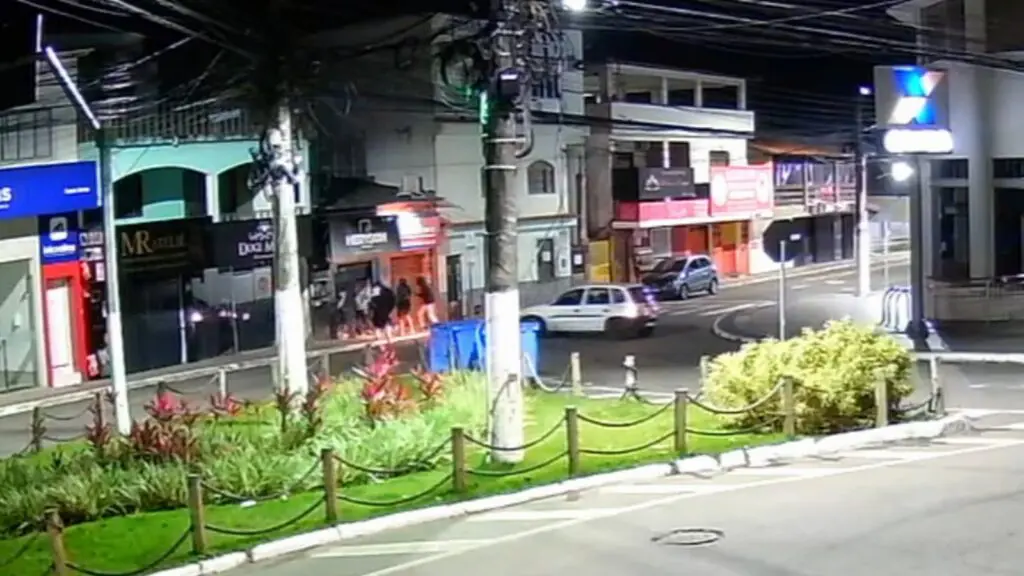 Câmera flagra grupo arrombando loja de celulares em Serra-sede com carro branco.