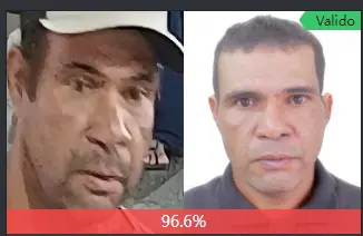 Imagem da tela do programa de reconhecimento facial da polícia. Duas fotos do mesmo homem, Gildevaldo Silva, de 57 anos, preso por homicídio.