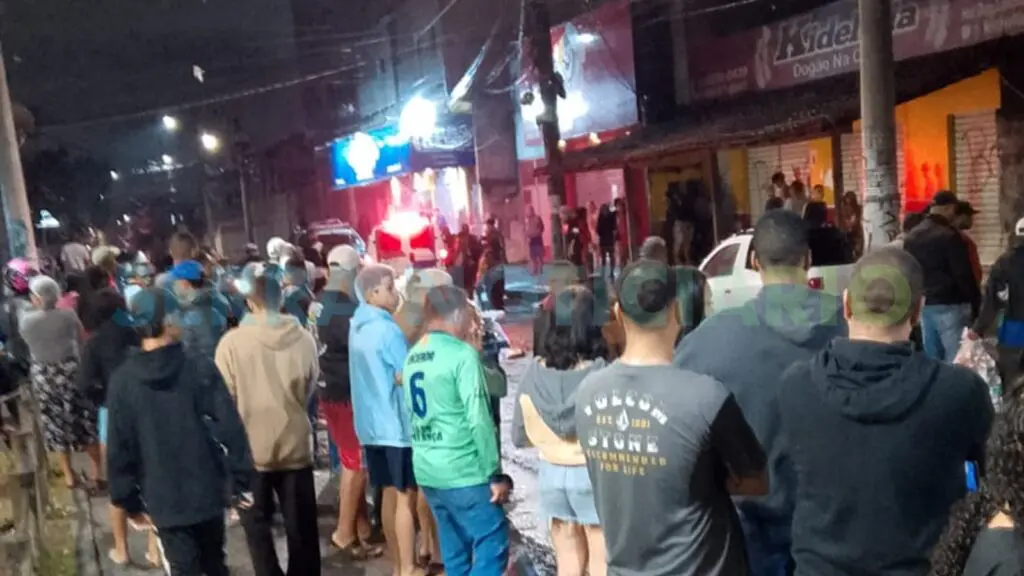 Curiosos na rua Quetzal, no bairro Novo Horizonte, na Serra