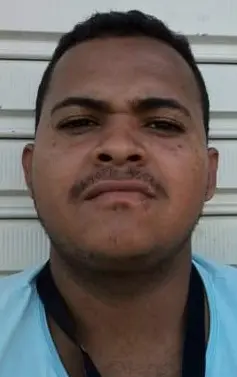 Imagem de um homem, preso apontado como líder de uma quadrilha que furta e desmonta motocicletas para vender as peças no mercado paralelo (Luiz Paulo Pereira da Silva, de 30 anos).